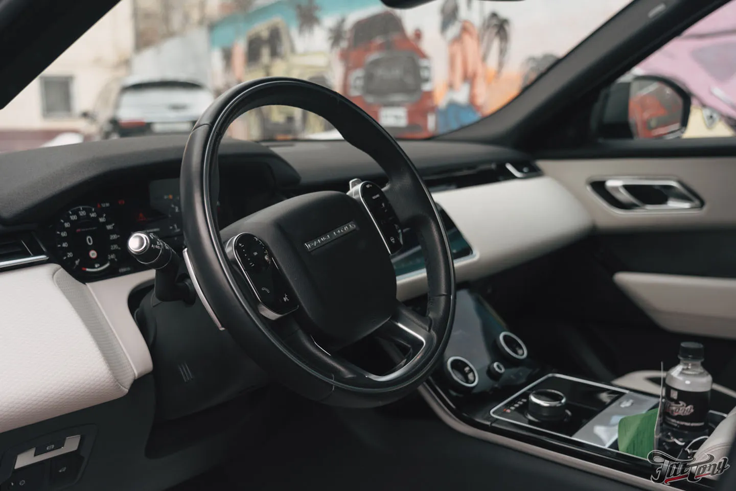 Химчистка светлого салона на Range Rover Velar